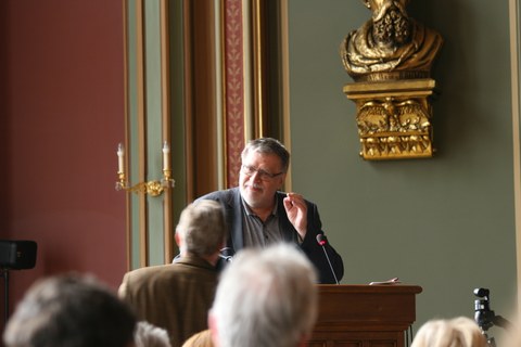 Prof. Albert Löhr bei seiner Abschiedsrede am Rednerpult im prachtvollen Bürgersaal des Zittauer Rathauses