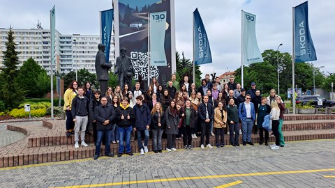 Die Teilnehmerinnen und Teilnehmer des 2. ACC-Forums beim Gruppenfoto während des Besuchs des Skoda-Werks in Mlada Boleslav.