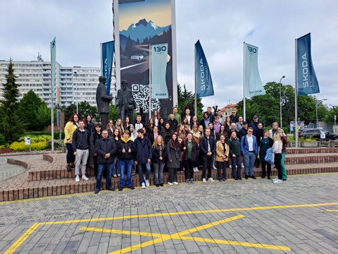 Die Teilnehmerinnen und Teilnehmer des 2. ACC-Forums beim Gruppenfoto während des Besuchs des Skoda-Werks in Mlada Boleslav.