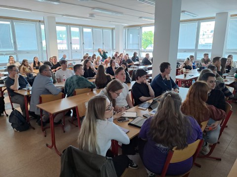 Studierende im Seminarraum während der Input-Vorträge zum 2. ACC-Forum