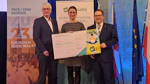 Presentation of the 1st prize of the Euroregion Neisse Award for Young Scientists to Ms. Michaela Matoušková, student of the TU Liberec, for her presentation on the development of the real estate market