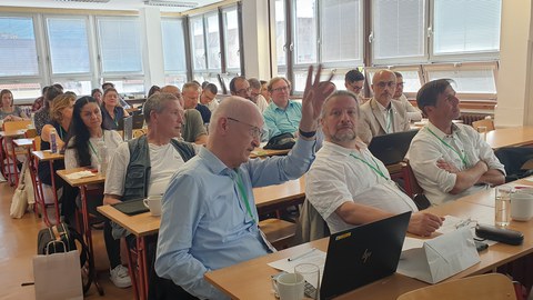 Blick in den Seminarraum der 2. ACC-Konferenz: Die Teilnehmenden hören bei einem Vortrag zu