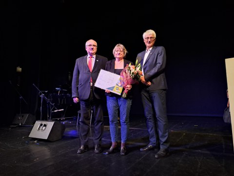 ACC-Präsident Professor Brzezina und Professor Claus vom IHI Zittau überreichen Dr. Helena Neumannová die Urkunde und Blumen anlässlich der Verleihung des Preises des Akademischen Koordinierungszentrums der Euroregion Neisse 2025