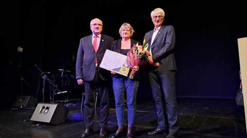ACC-Präsident Professor Brzezina und Professor Claus vom IHI Zittau überreichen Dr. Helena Neumannová die Urkunde und Blumen anlässlich der Verleihung des Preises des Akademischen Koordinierungszentrums der Euroregion Neisse 2025