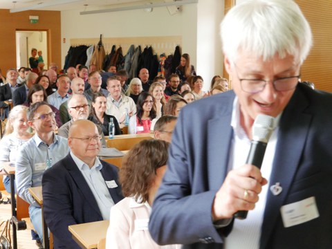 IHI-Direktor Professor Claus begrüßt die Alumni im Hörsaal des IHI Zittau.