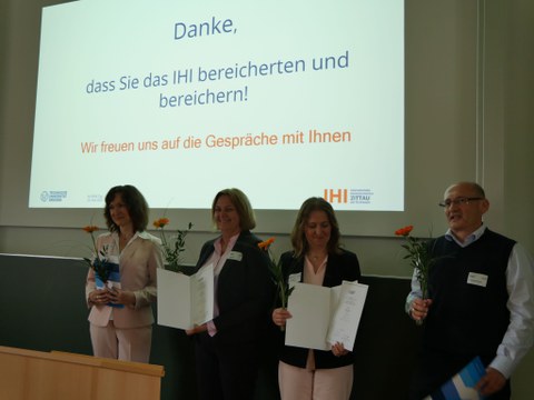 Alumni erhalten ihre Urkunden zum 25jährigen Abschluss des Studiums