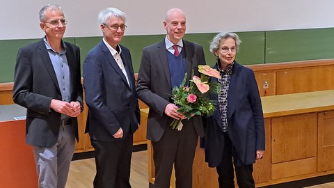 Prof. Wesche (Senckenberg Görlitz), Prof. Claus (Direktor IHI Zittau), Prof. Kühl und Prof. Staudinger (Rektorin TUD) bei der Übergabe des Blumenstraußes an Prof. Kühl anlässlich der Antrittsvorlesung