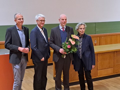 Prof. Wesche (Senckenberg Görlitz), Prof. Claus (Direktor IHI Zittau), Prof. Kühl und Prof. Staudinger (Rektorin TUD) bei der Übergabe des Blumenstraußes an Prof. Kühl anlässlich der Antrittsvorlesung