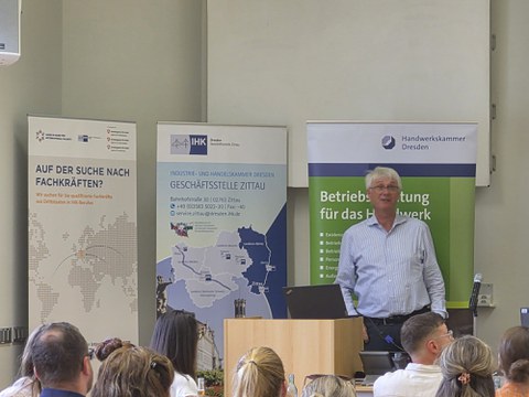 Prof. Thorsten Claus, Direktor des IHI Zittau, begrüßt die Teilnehmenden der Arbeitgeberkonferenz.
