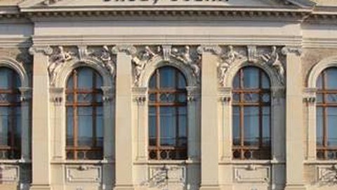 Hauptfassade der Babeș-Bolyai Universität in Cluj mit dem Namensschriftzug