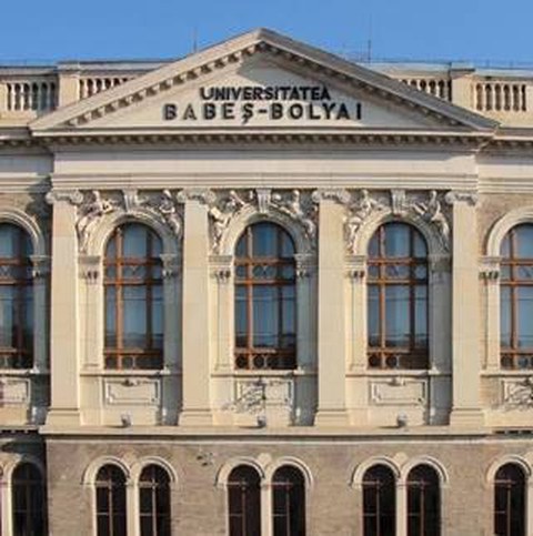 Hauptfassade der Babeș-Bolyai Universität in Cluj mit dem Namensschriftzug