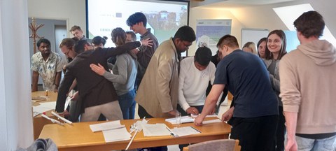 Studierende bei der Projektarbeit