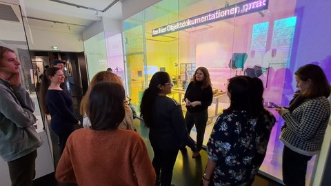 Studierende lassen sich die Umgestaltung der Ausstellung im Grassi-Museum von Direktorin Léontine Meijer-van-Mensch erläutern