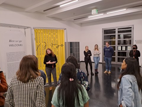 Grassi-Direktorin Léontine Meijer-van-Mensch erläutert IHI-Studierenden die Umgestaltung der völkerkundlichen Ausstellung