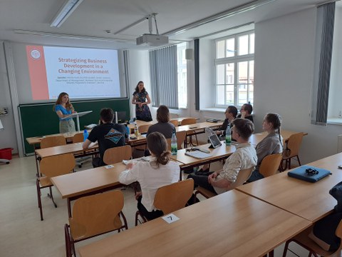 Mariia Foschchij von der TU Kharkiv während ihres Vortrags. Zu sehen ist der Seminarraum mit Studierenden.