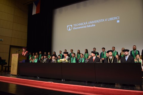Feierliche Graduierungszeremonie für das Double Degree an der TU Liberec: Zu sehen ist das Podium der akademischen Würdenträger, dahinter die graduierten Studierenden