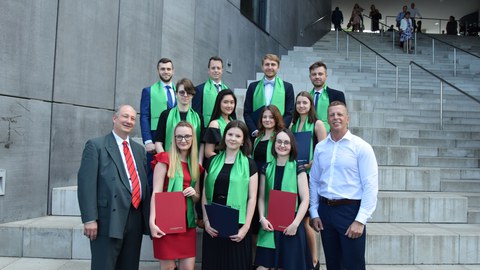 Die frisch graduierten Studierenden, zusammen mit dem Dekan der wirtschaftswissenschaftlichen Fakultät der TU Liberec, Herrn Professor Kocourek, sowie dem akademischen Referenten des Direktors des IHI Zittau, Herrn Oliver Tettenborn