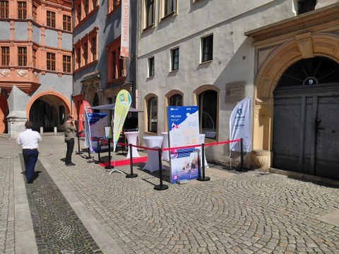 Fahnen und Rollups laden in der Görlitzer Brüderstraße zum Besuch der Ausstellung des Hi!Lusatia-Netzwerkes ein.