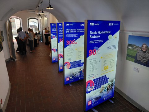 Die Sächsische Entwicklungsagentur SAS hatte das Netzwerk Hi!Lusatia durch die Herstellung beleuchteter Stelen über die wichtigsten Mitglieder unterstützt. Diese Stelen sind nun in der Galerie Brüderstraße zu sehen.