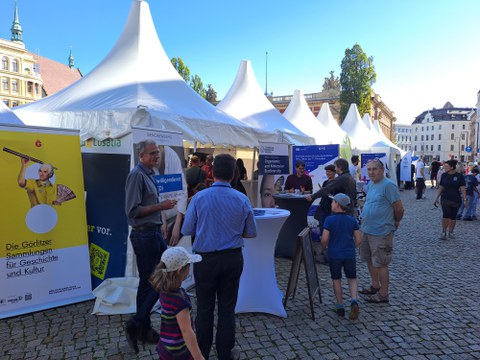 Reger Betrieb an den Ständen des Wissenschaftsfestes Oha! 2025