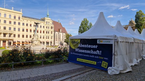 Das Werbetransparent für das Wissenschaftsfest Oha! 2025 an einem der Ausstellerpavillons
