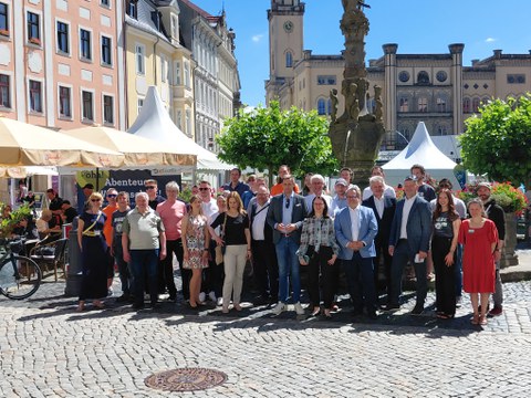 Gruppenfoto der Aussteller des Hi!Lusatia-Bündnisses gemeinsam mit Vertretern aus der Politik zur Eröffnung der Wissenschaftsmeile Oha!