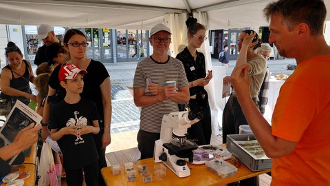 IHI-Mitarbeiter Alexander Karich erläutert Besuchern der Wissenschaftsmeile Oha! anhand der mitgebrachten Pilzpräparate den Forschungsschwerpunkt Mykologie am IHI Zittau