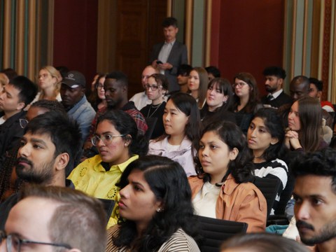 Feierliche Begrüßung des Matrikels 2024 am IHI Zittau im prachtvollen Bürgersaal des Zittauer Rathauses. Zu sehen sind voll besetzte Stuhlreihen mit internationalen Studierenden während der Veranstaltung.