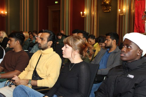 Internationale Studierende im Publikum der Begrüßungsveranstaltung.