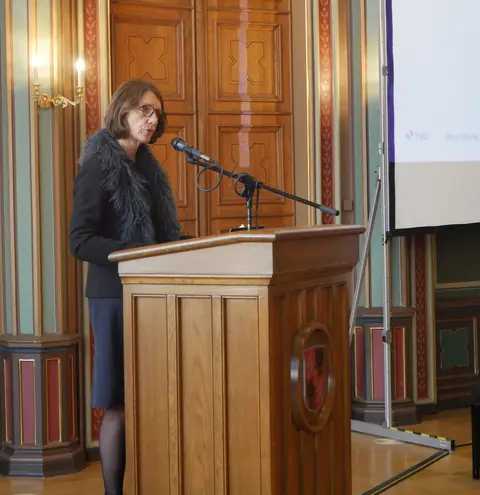 Prorektorin Prof. Roswitha Böhm beim Grußwort am Pult.