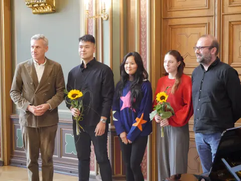 Neue Studierende werden durch den Prodekan Prof. Sassen und Prof. Scholz begrüßt.