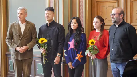 Neue Studierende werden durch den Prodekan Prof. Sassen und Prof. Scholz begrüßt.