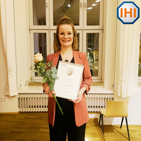 Kathleen Klement mit der Lohrmann-Medaille der TU Dresden und einer Rose.