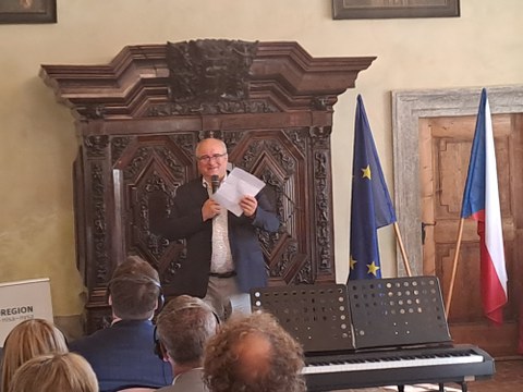 Prof. Miroslav Brzezina, Rektor der TU Liberec, hält die Laudatio auf Lisa Junge.