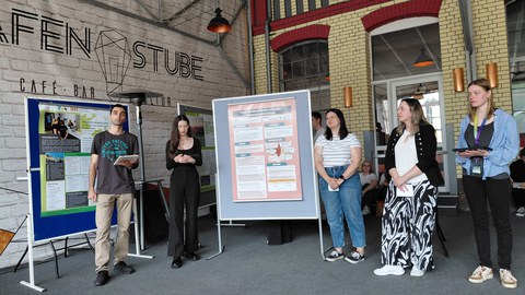 Eine Gruppe von IHI-Studierenden bei der Posterpräsentation auf dem Youth Vision Action Congress 2026 im Telux Weißwasser