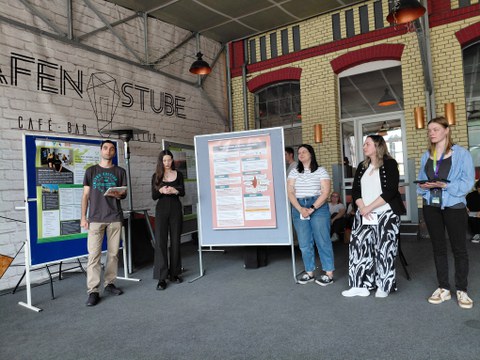 Eine Gruppe von IHI-Studierenden bei der Posterpräsentation auf dem Youth Vision Action Congress 2026 im Telux Weißwasser