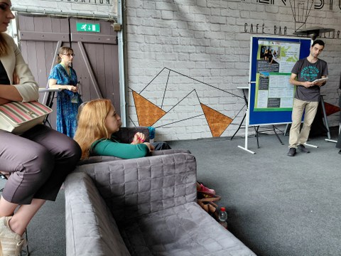 Die Landtagsabgeordnete Franziska Schubert (Bündnis 90, die Grünen) diskutiert mit den IHI-Studierenden während der Posterpräsentation auf dem Youth Vision Action Congress 2026 im Telux Weißwasser