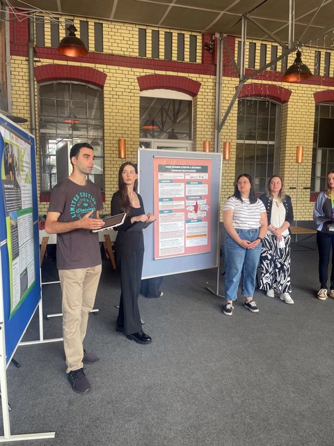 IHI-Studierende bei der Präsentation ihrer Poster zur Sicht internationaler Studierender auf die Region