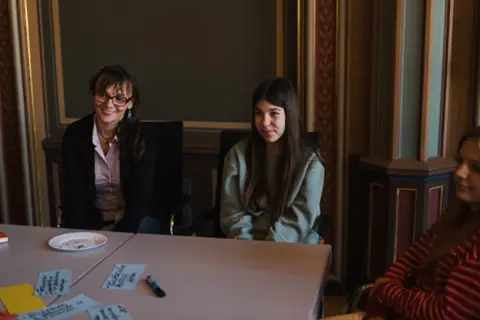 Sinziana Schönfelder vom Youth Vision Action Team und eine Teilnehmerin