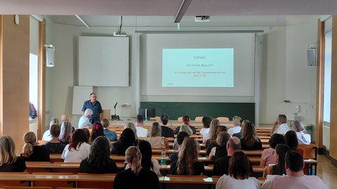 Die Besuchergruppe vom ZLSB wird im Hörsaal des IHI Zittau durch die Direktoren von IHI Zittau und ZLSB begrüßt.