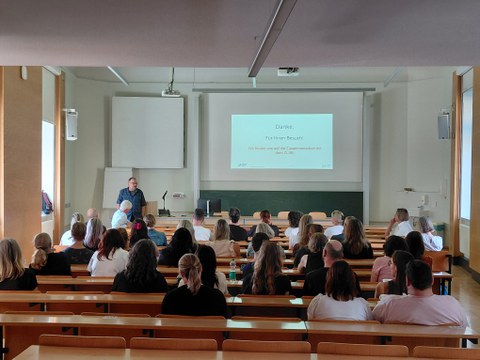 Die Besuchergruppe vom ZLSB wird im Hörsaal des IHI Zittau durch die Direktoren von IHI Zittau und ZLSB begrüßt.