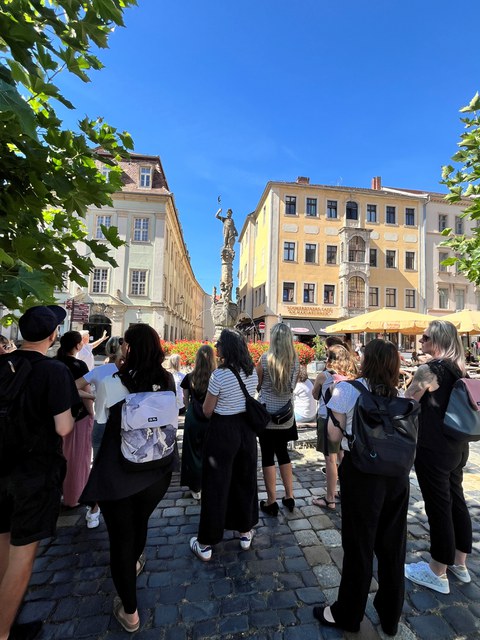 Eine Gruppe von Mitarbeitenden des ZLSB bei der Stadtführung durch Zittau. Im Hintergrund sind die barocken Fassaden am Markt zu erkennen.