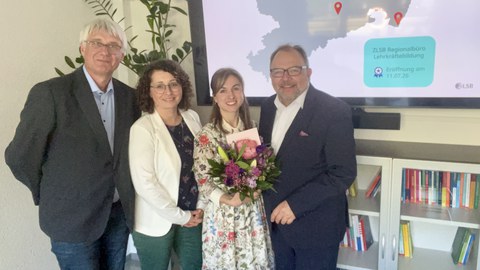 Professor Claus, Direktor des IHI Zittau (1. von links), Professor Gehrmann, Direktor des Lehrkräftebildung, Schul- und Berufsbildungsforschung (ZLSB) der Technischen Universität Dresden (1. von rechts) und Sindy Riebeck, die Teamleiterin Entwicklungsfelder des ZLSB begrüßen die neue Leiterin des Regionalbüros Lehrkräftebildung des ZLSB mit einem Blumenstrauß