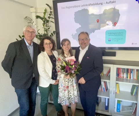 Professor Claus, Direktor des IHI Zittau (1. von links), Professor Gehrmann, Direktor des Lehrkräftebildung, Schul- und Berufsbildungsforschung (ZLSB) der Technischen Universität Dresden (1. von rechts) und Sindy Riebeck, die Teamleiterin Entwicklungsfelder des ZLSB begrüßen die neue Leiterin des Regionalbüros Lehrkräftebildung des ZLSB mit einem Blumenstrauß