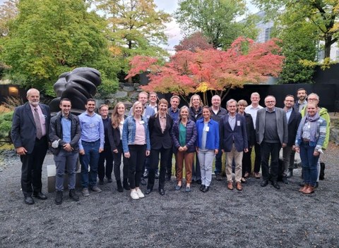 Gruppenfoto der Teilnehmer:innen der EBEN Research Conference im japanischen Garten
