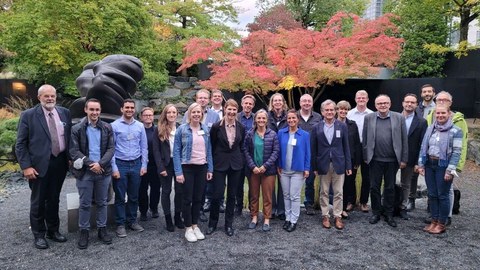 Gruppenfoto der Teilnehmer:innen der EBEN Research Conference im japanischen Garten