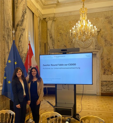 Foto von Maria Riegler und Melanie Rainer im Marmorsaal des BMAW 