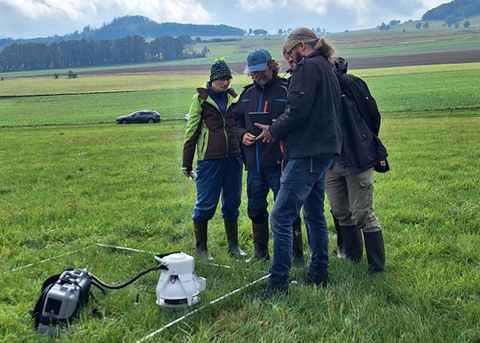 Eine Gruppe von Wissenschaftler:innen bei der Messung der Bodenatmung im Vorland des Zittauer Gebirges.