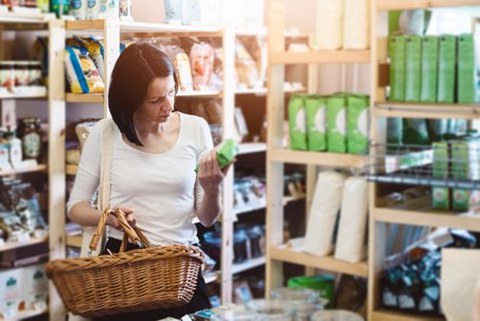 Eine Frau auf der Suche nach einem nachhaltigen Label für ein Produkt