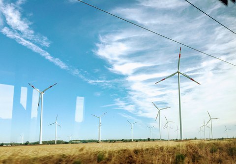 Windturbinen entlang der Bahnlinie